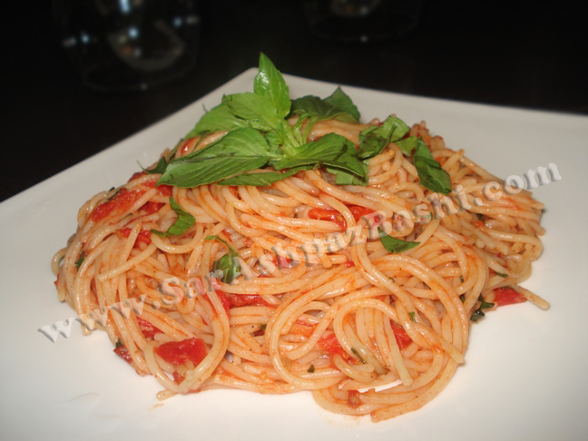 اسپاگتی با سس گوجه و ریحان 