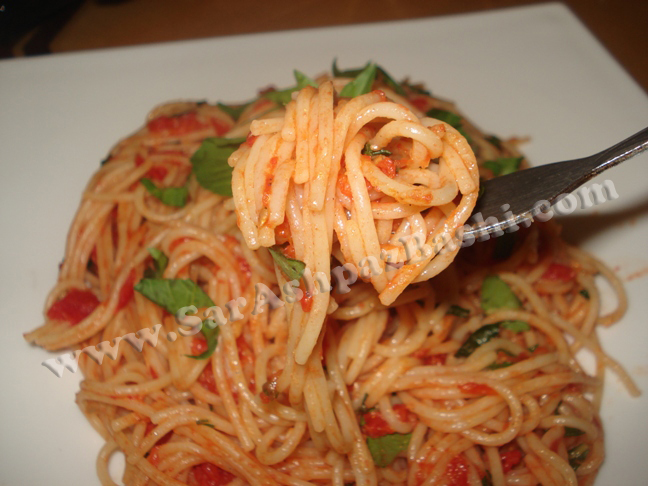 اسپاگتی با سس گوجه و ریحان 
