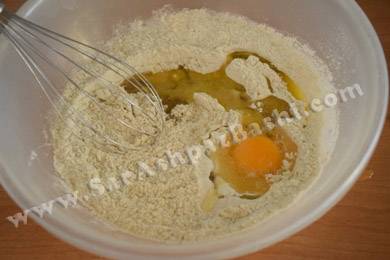 اضافه کردن تخم مرغ و کره
