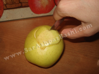 برش سیب زرد با چاقو