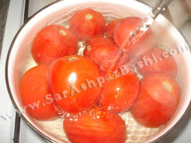 ریختن آب جوش روی گوجه