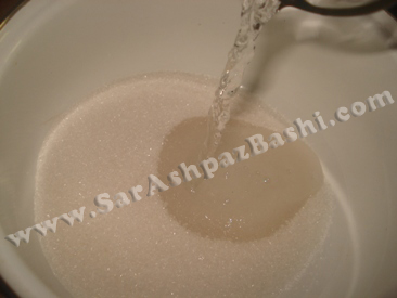 ریختن آب روی شکر