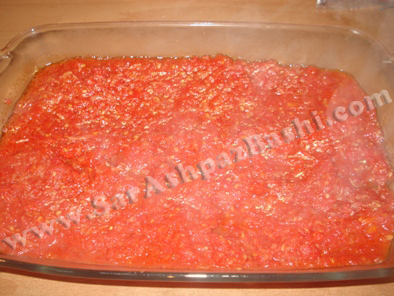 ریختن سس گوجه در ظرف