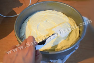 ریختن مایه کیک در قالب
