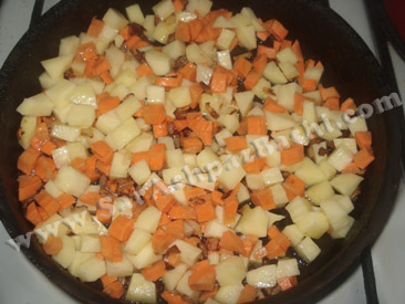 سرخ کردن سیب زمینی و هویج