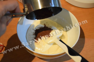 مخلوط کردن پودر کاکائو با قسمتی از مایه کیک